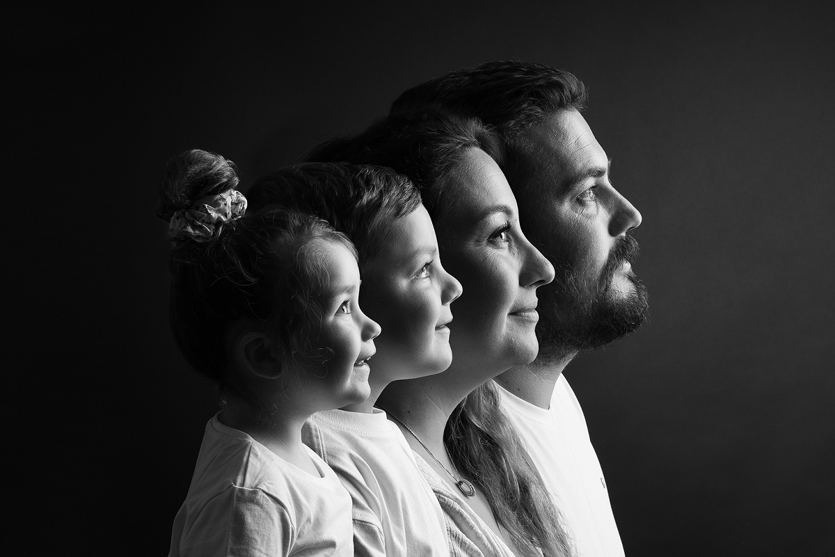 Une famille éclairée de façon artistique pour une photo en noir et blanc