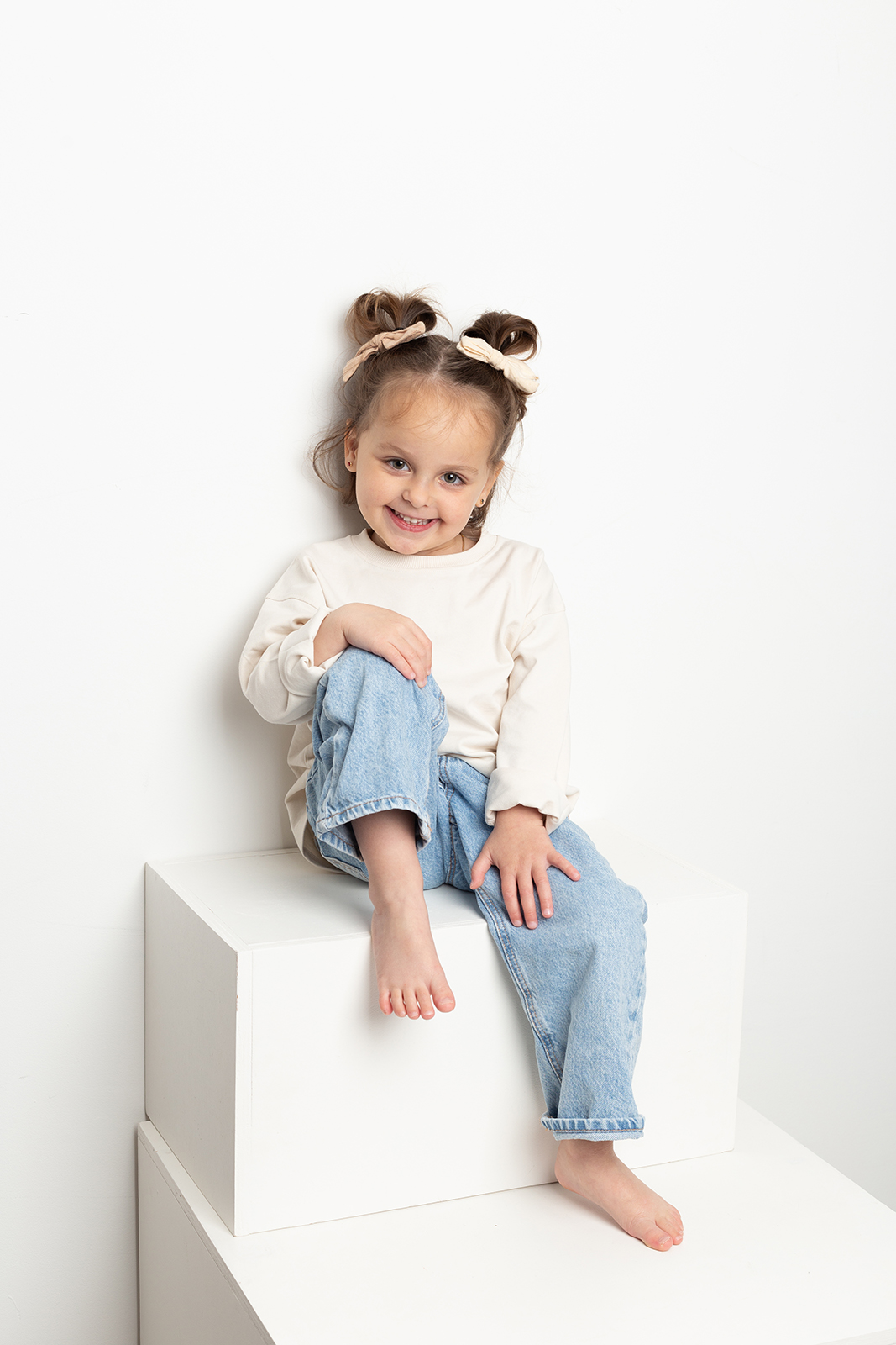 Portrait de petit fille avec le sourire en jean