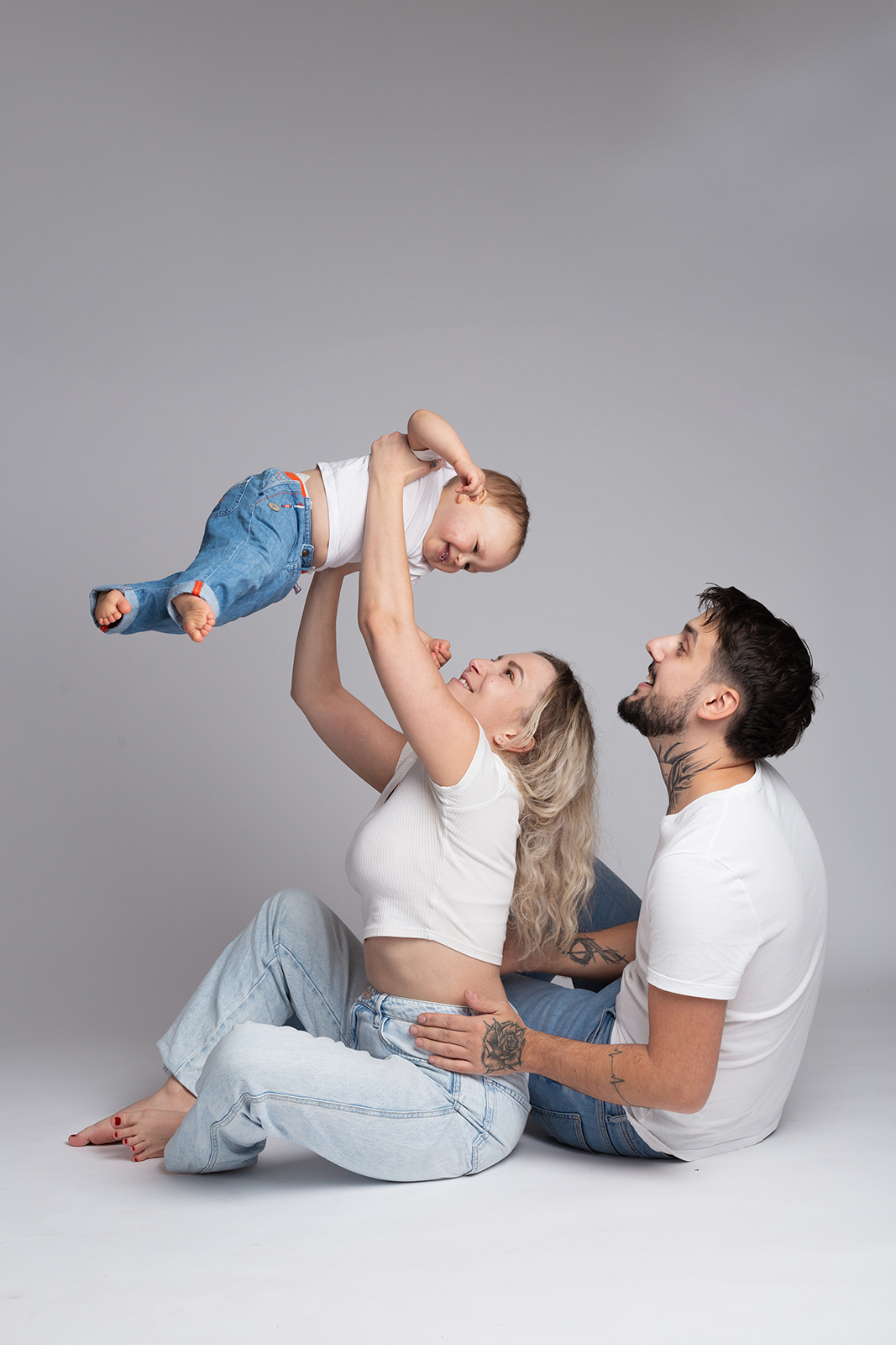 Une photo en famille avec un véritable moment de joie et de vie. Au studio photo Emilie Lemele