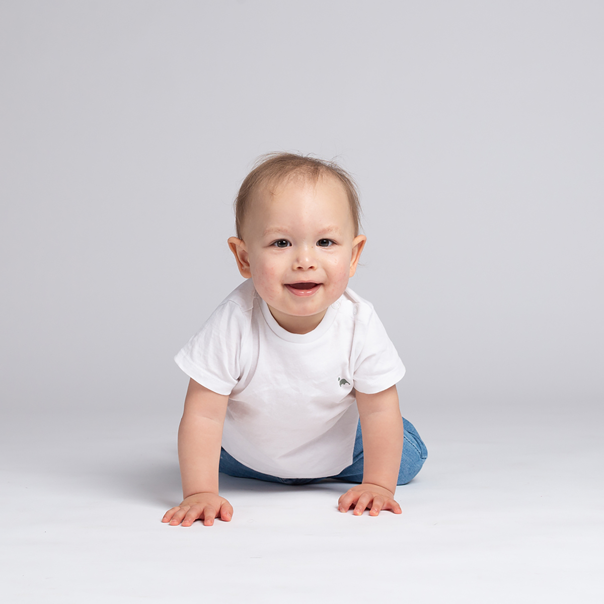 Portrait de bébé qui fait du 4 pattes au studio photos de Emilie Lemele