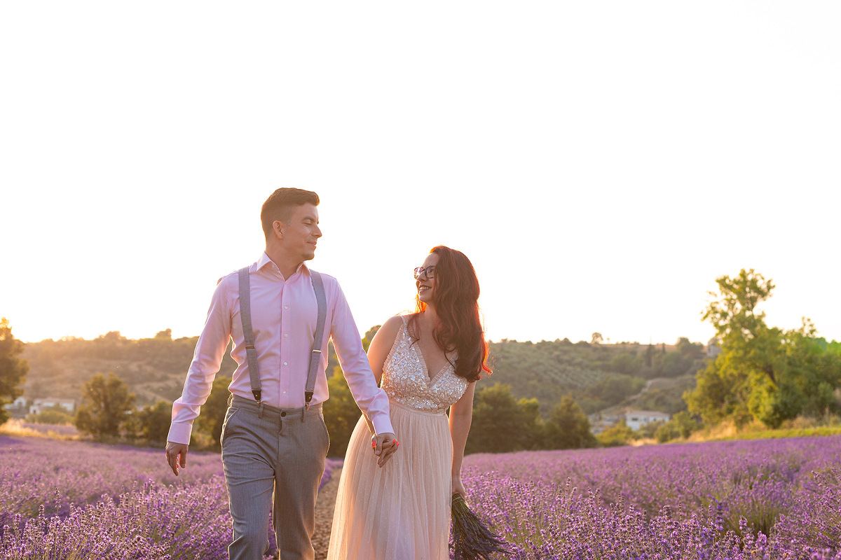 Une séance photos dans les champs de lavandes à Valensole au coucher du soleil