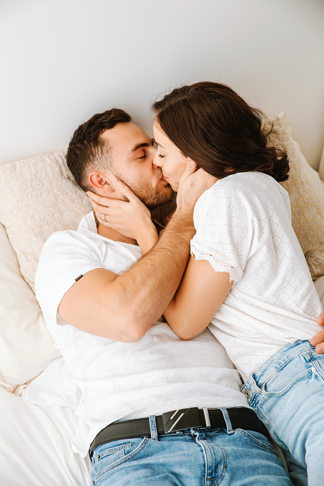Une séance photos en couple. Des images naturelles et lumineuses dans mon studio à Manosque