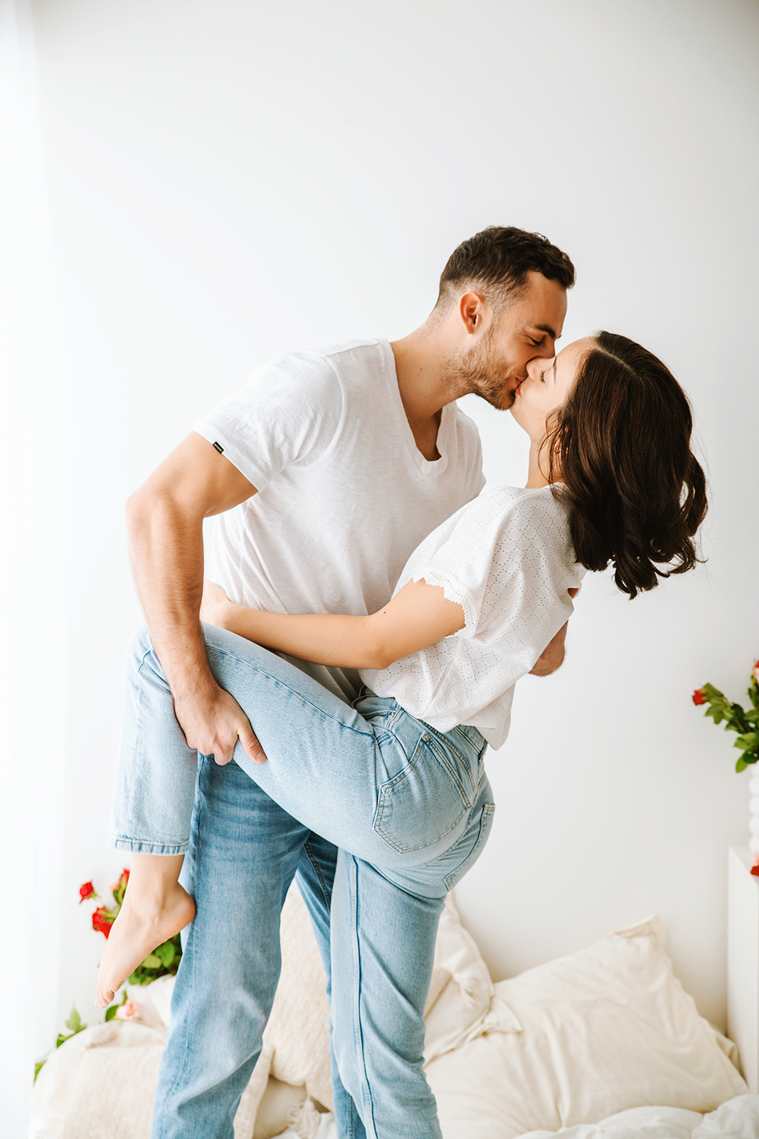 Une séance photos en couple. Des images naturelles et lumineuses dans mon studio à Manosque