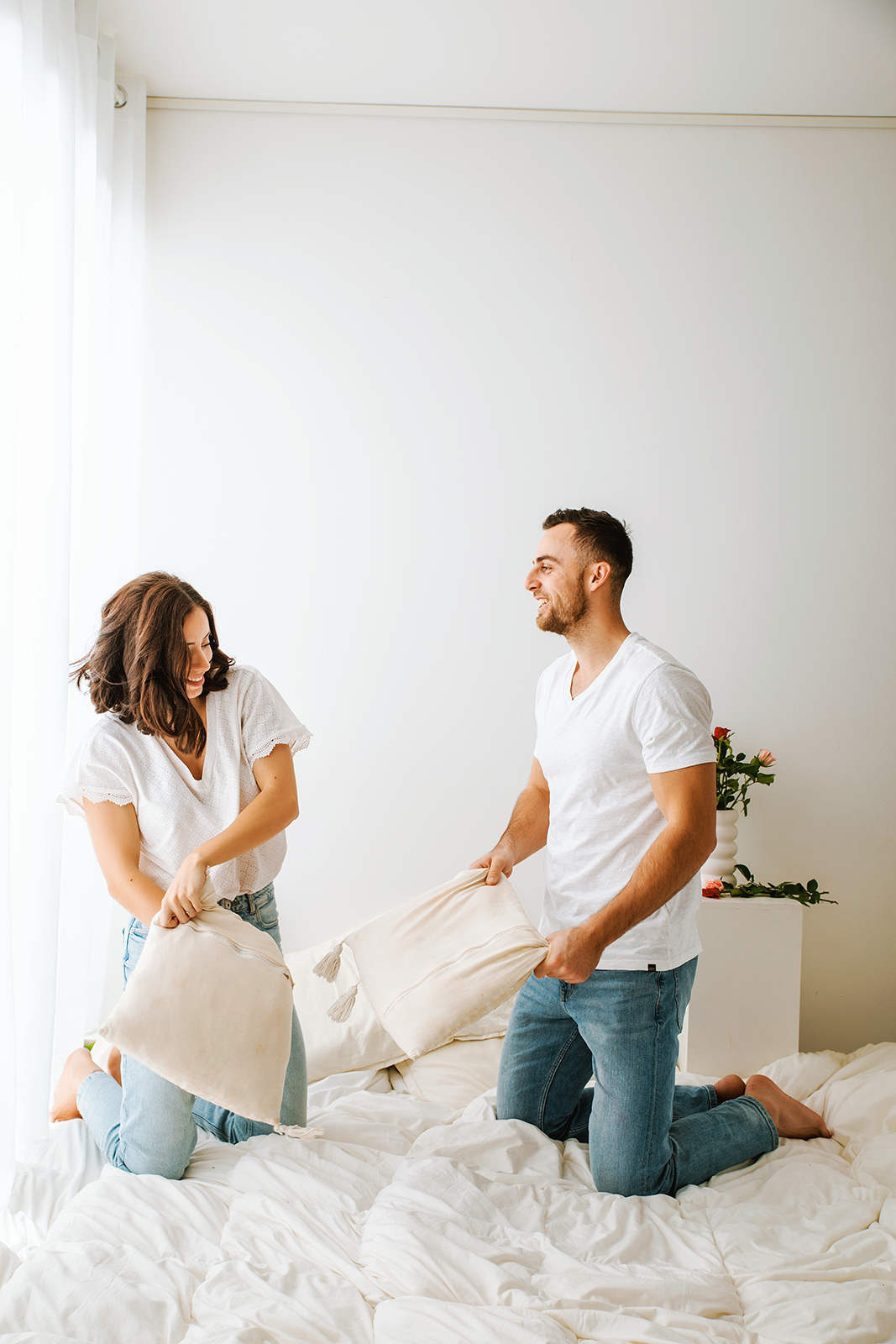 Une séance photos en couple. Des images naturelles et lumineuses dans mon studio à Manosque