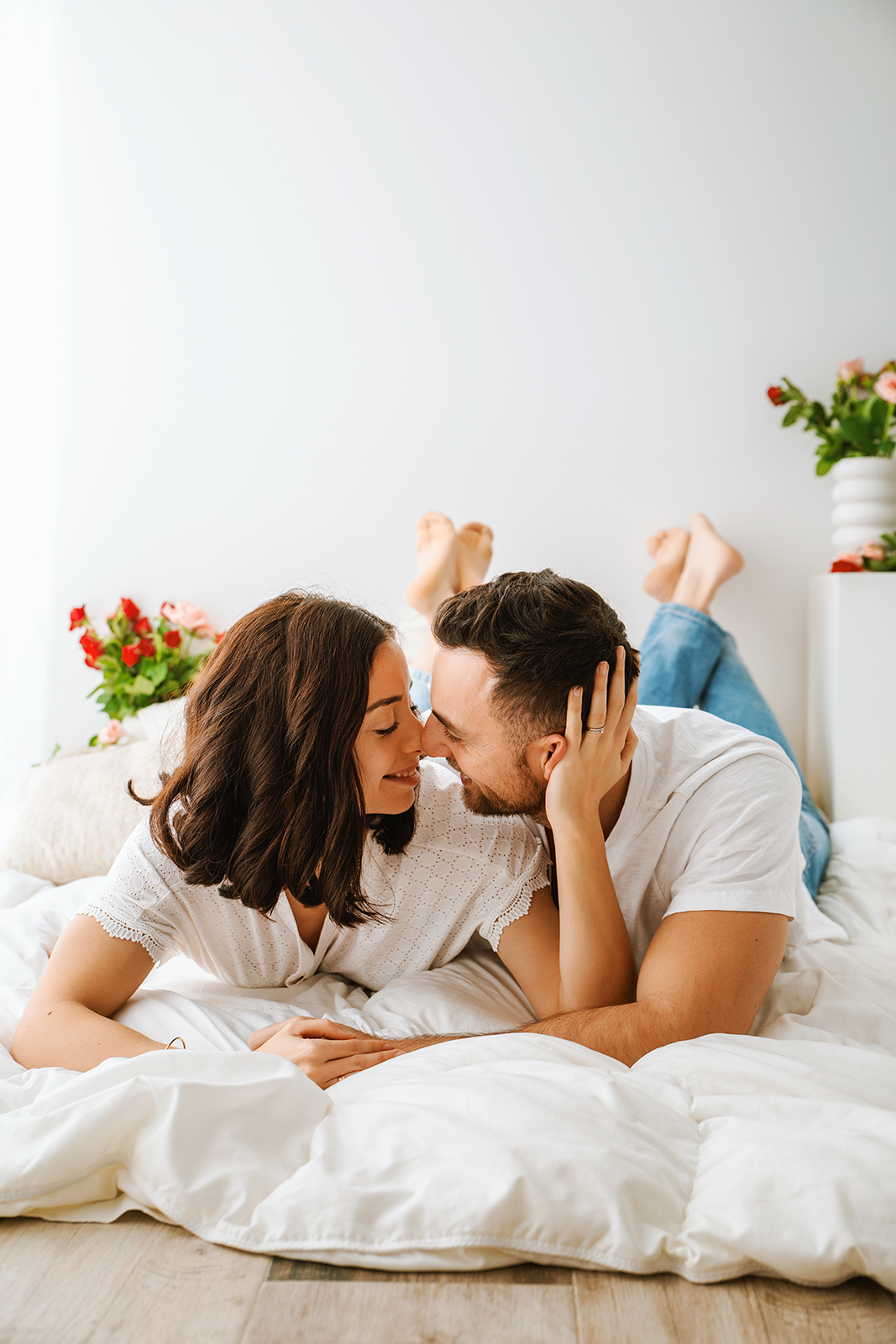Une séance photos en couple. Des images naturelles et lumineuses dans mon studio à Manosque